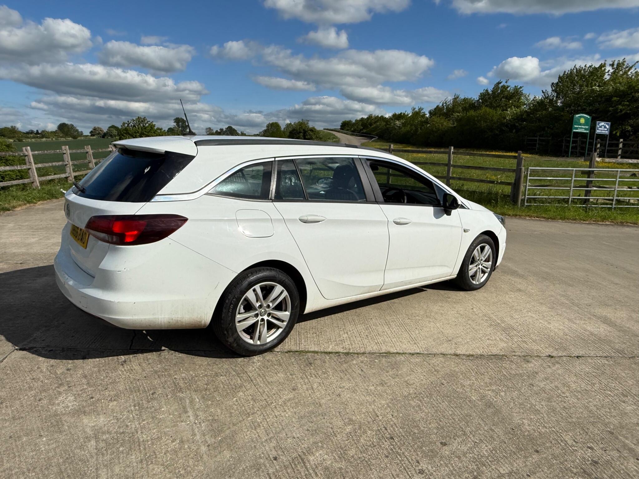Vauxhall Astra 1.6 CDTi Tech Line Sports Tourer Euro 6 (s/s) 5dr — photo 85 of 104